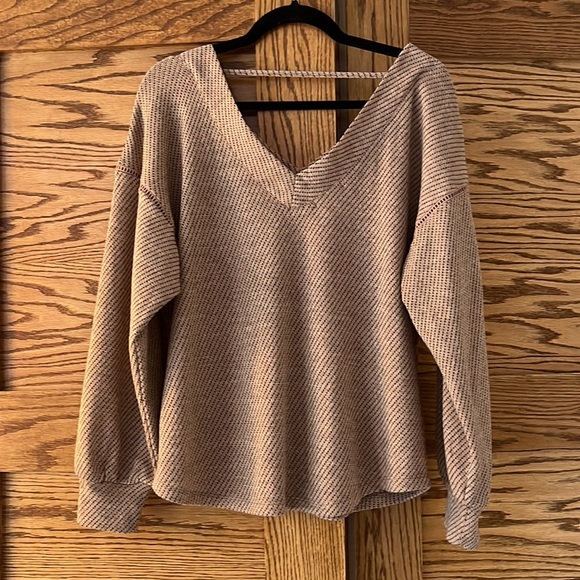 Maurices Tan with Black Dot Pattern V-Neck Top, Medium - Picture 2 of 5